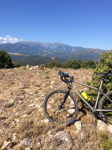 Gite Le Chalet Des Milles Et Un Chemins Castelnou Luaran gambar
